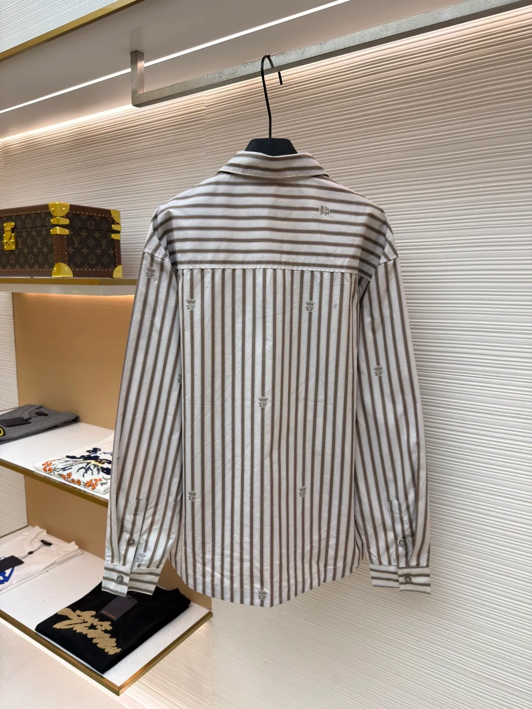 LOUIS VUITTON striped zipper shirt jacket ●Original version: Purchased and developed for 21700 ●Item number: 1681773-A60 ●Fabric: high-count cotton blended fabric ●Technology: dark pattern embroidery production ●Color: white and gray stripes ●Version: fitted version ●Weight: about 320 grams ●Size: S-M-L-XL ●Description: Made of imported high-count cotton blended fabric, the texture is soft and skin-friendly and has a stiff feel. It is comfortable and breathable to wear and not easy to wrinkle, making it easy to take care of daily. The neckline adopts a classic lapel design, with a full zipper opening and closing method, breaking the button constraints of traditional shirts, making it more casual to put on and take off and with a stronger sense of style; the body is printed with gray and white vertical stripes pattern, supplemented by the brand's iconic Monogram dark embroidery decoration, the details highlight the brand's recognition. The stripe elements not only modify the body shape but also add a simple and high-end sense; the overall version is a loose oversize silhouette, which is highly tolerant and suitable for all types of body shapes. It can be worn alone or as a layered outer layer, suitable for various scenes. The overall wiring is straight and delicate, the fabric is comfortable and soft, and the color is consistent without color difference. It can be matched with the same style to create a fashionable look and control various occasions. Customized accessories, complete with three standards, same style for men and women!